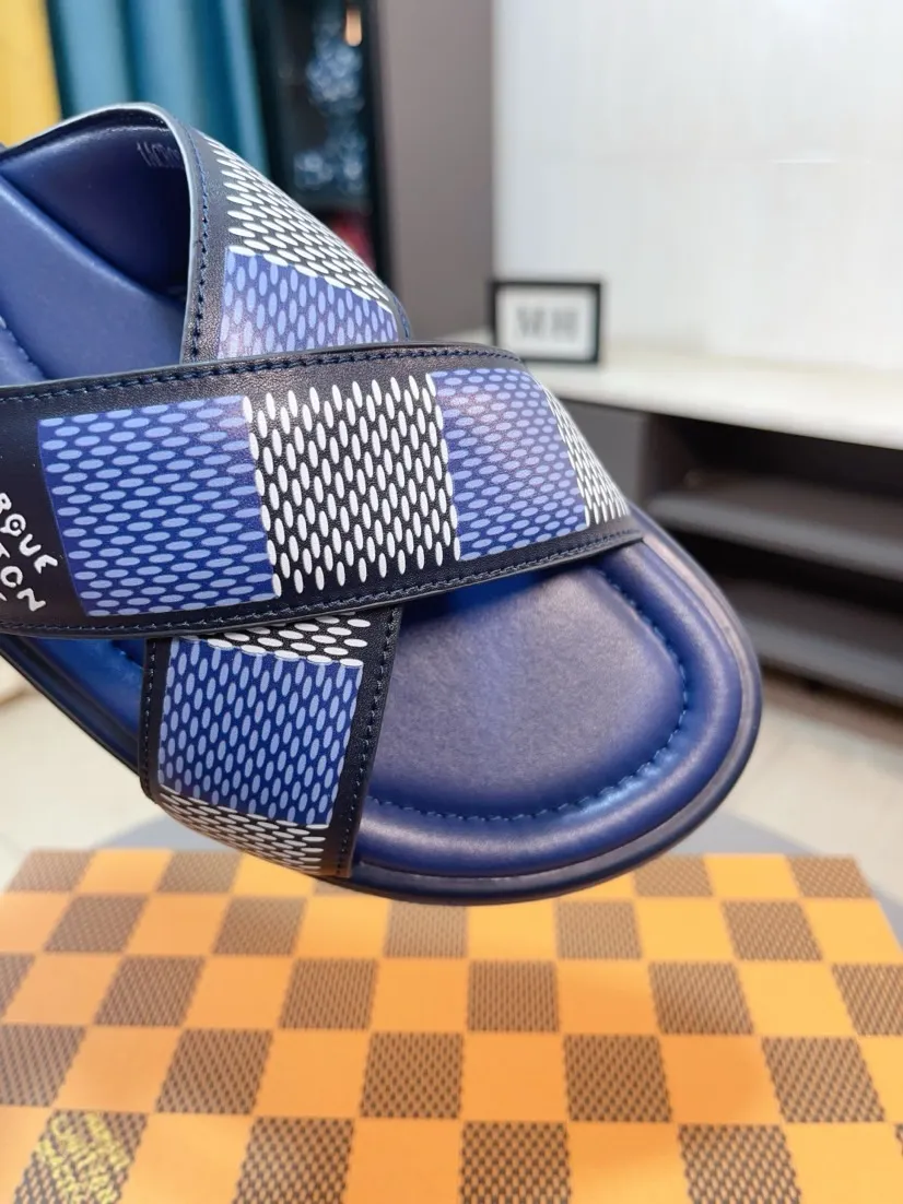 Men's shoes 💰340🌹🌹 (lv-Louis Vuitton) New men's slippers, high-end boutique, exquisite embossed logo decoration on the upper, fine workmanship, super soft soles, casual, loose and comfortable, a must-have in summer! \nsize：38-44